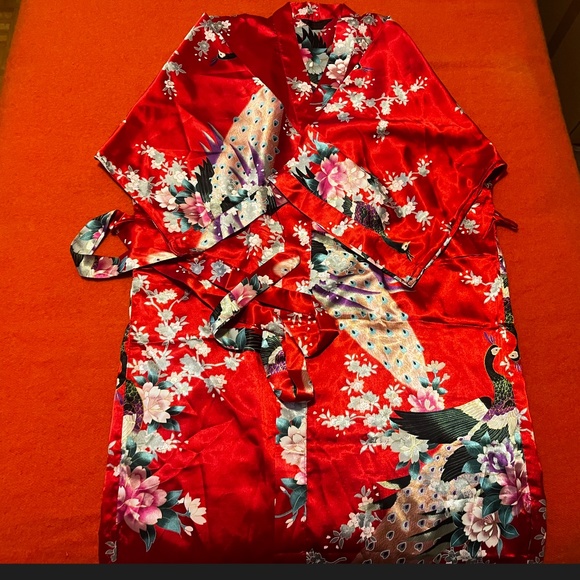 Red with birds and flowers shiny satin kimono like robe NWOT - Picture 7 of 12
